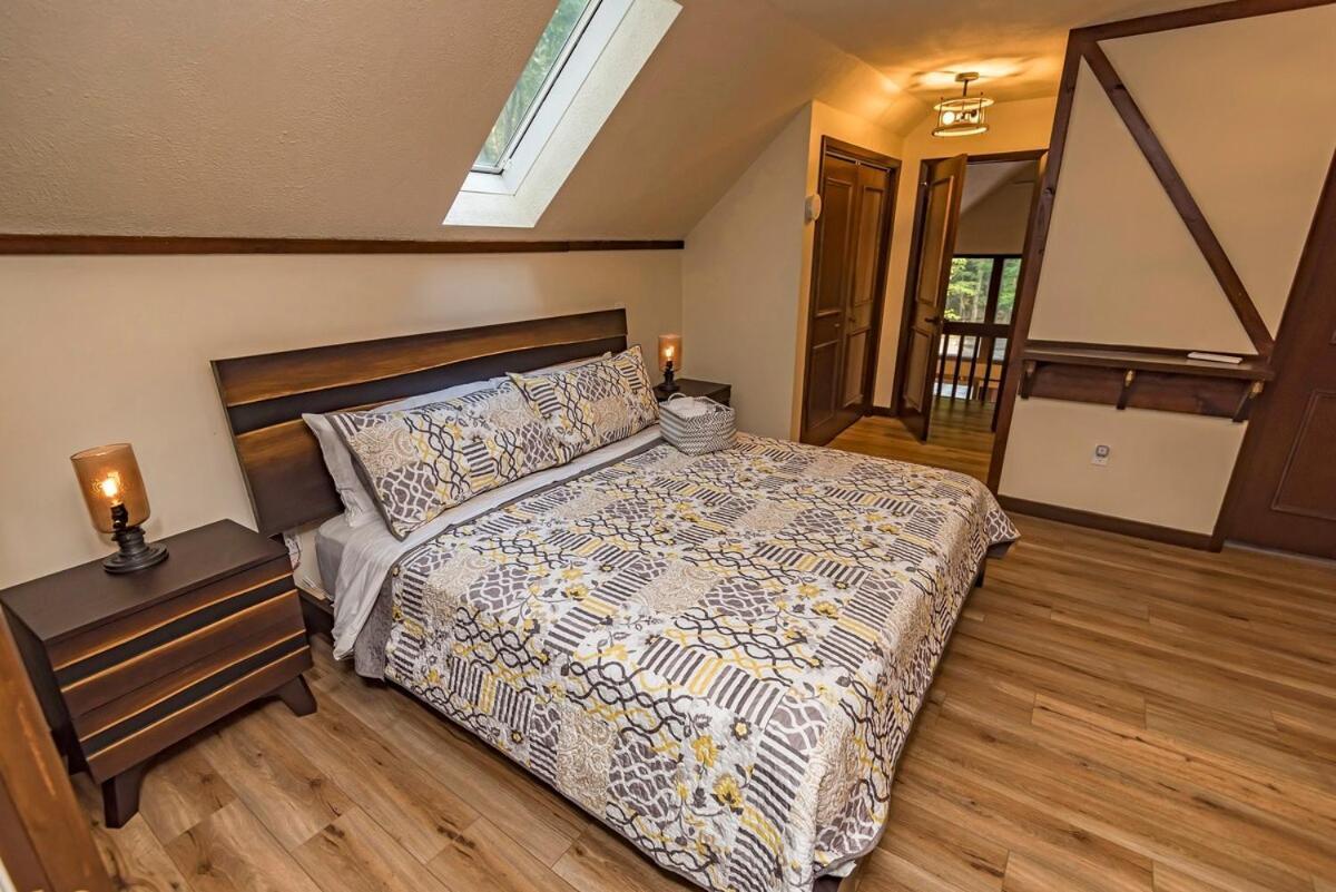 Hottub,5bedrooms, Bigboulder Jack Frost Mts,splitrock Waterpk,linens, Firepit! Holiday home *